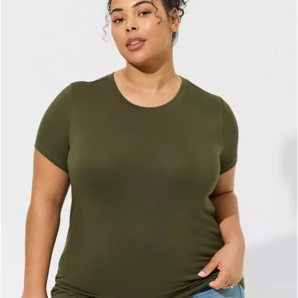 TORRID OLIVE GREEN PERFECT SUPER SOFT CREW TEE SIZE 2 NWT